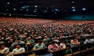 51吃瓜网影视圈专区，电影院内观众席座无虚席，暑期档票房热点报道